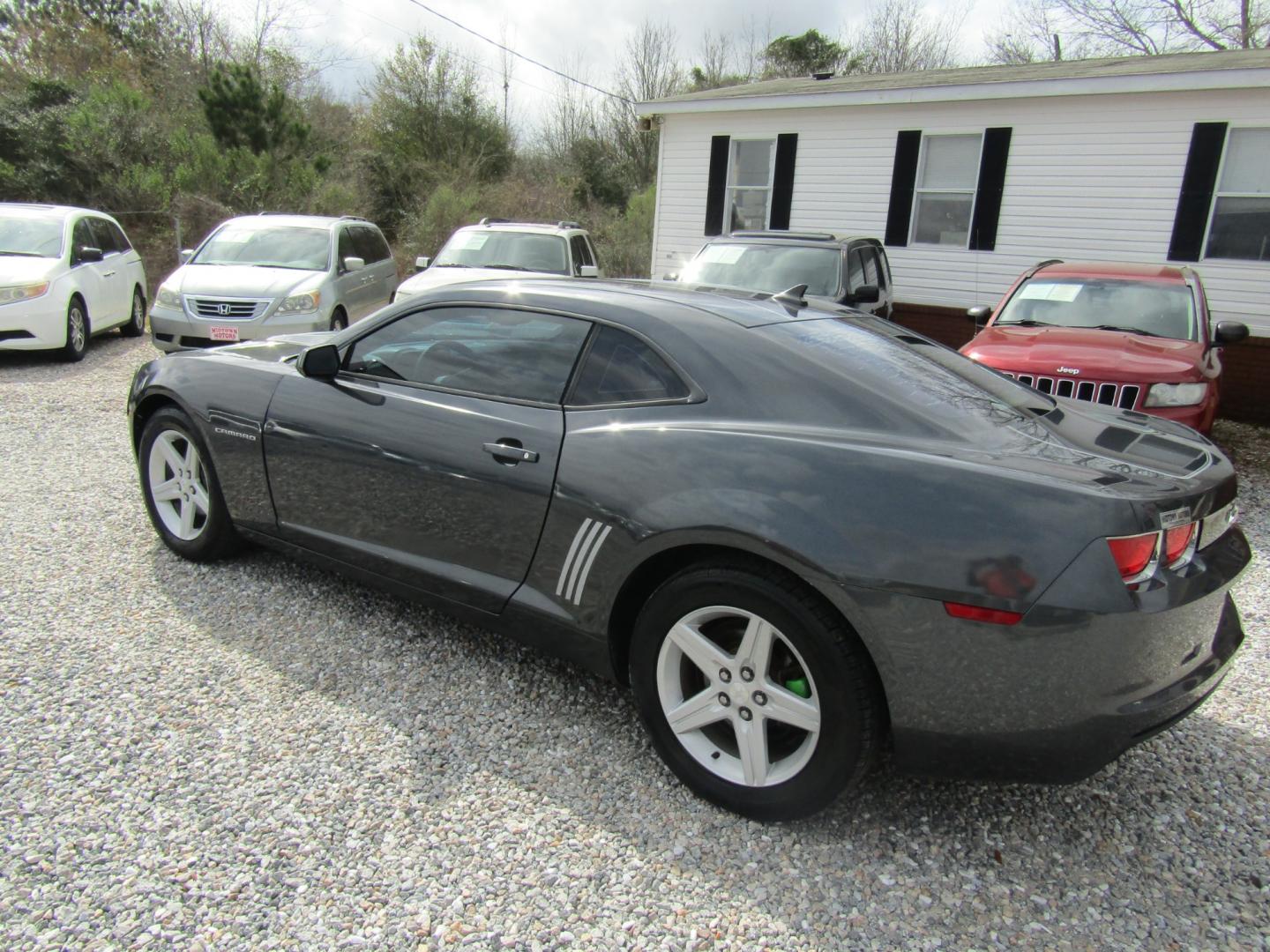 2010 Gray Chevrolet Camaro LT1 Coupe (2G1FB1EV2A9) with an 3.6L V6 DOHC 24V engine, Automatic transmission, located at 15016 S Hwy 231, Midland City, AL, 36350, (334) 983-3001, 31.306210, -85.495277 - Photo#4